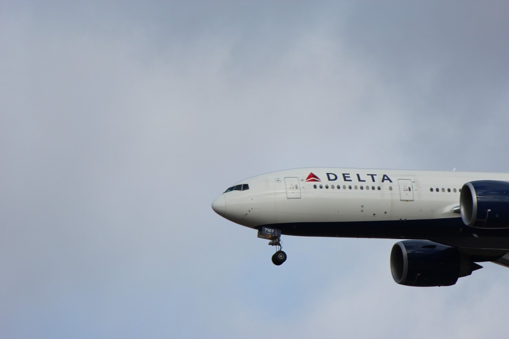 delta airlines boeing 777 detroit metro airport romulus michigan