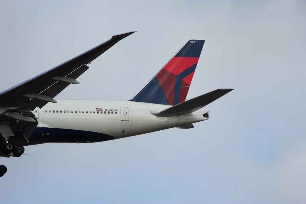 delta airlines boeing 777 tail detroit metro airport romulus michigan