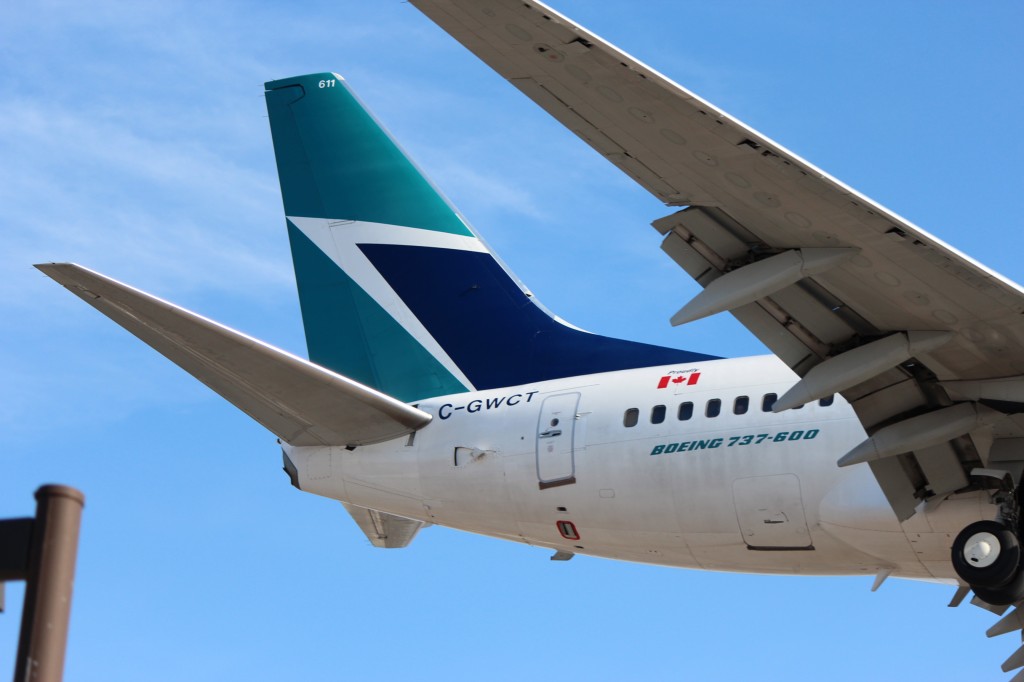 westjet boeing 737 toronto pearson international airport