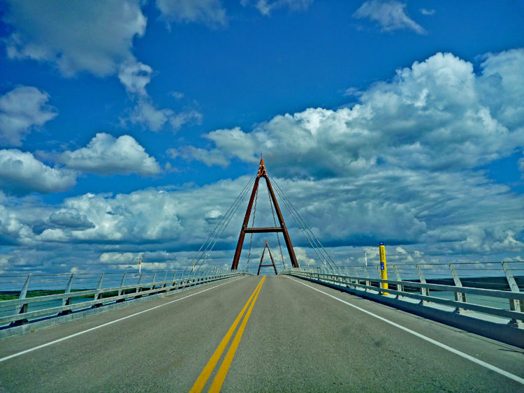 mackenzie river bridge yellowknife highway nwt